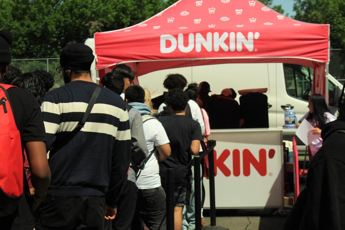 RHHS students line up to get free Dunkin' gift cards and drinks in 2024. 